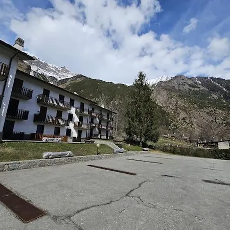 La Casa Di, Sara